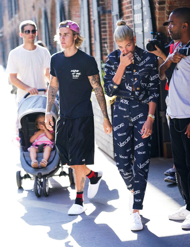 Justin berjalan bersama Hailey Baldwin