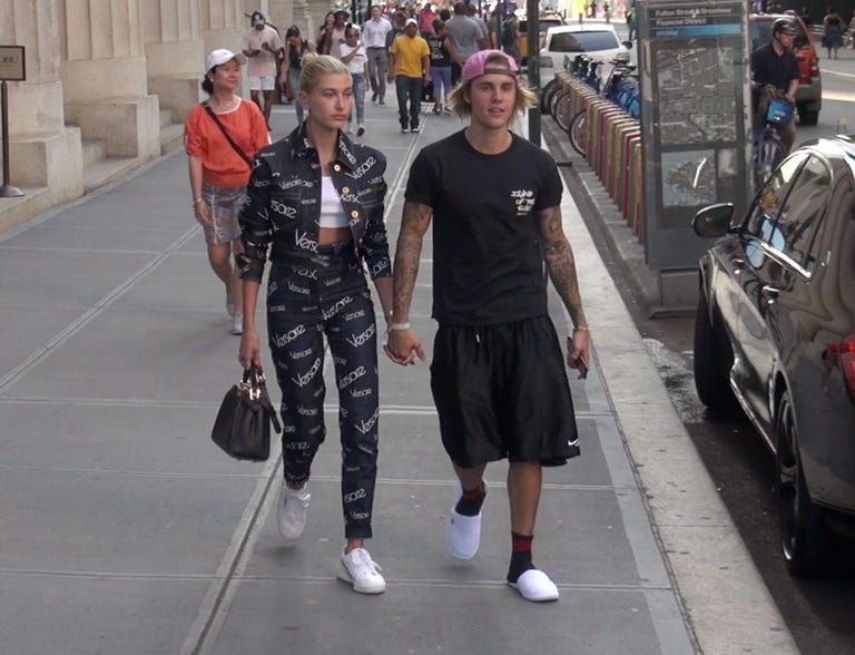 Justin menggandeng Hailey Baldwin