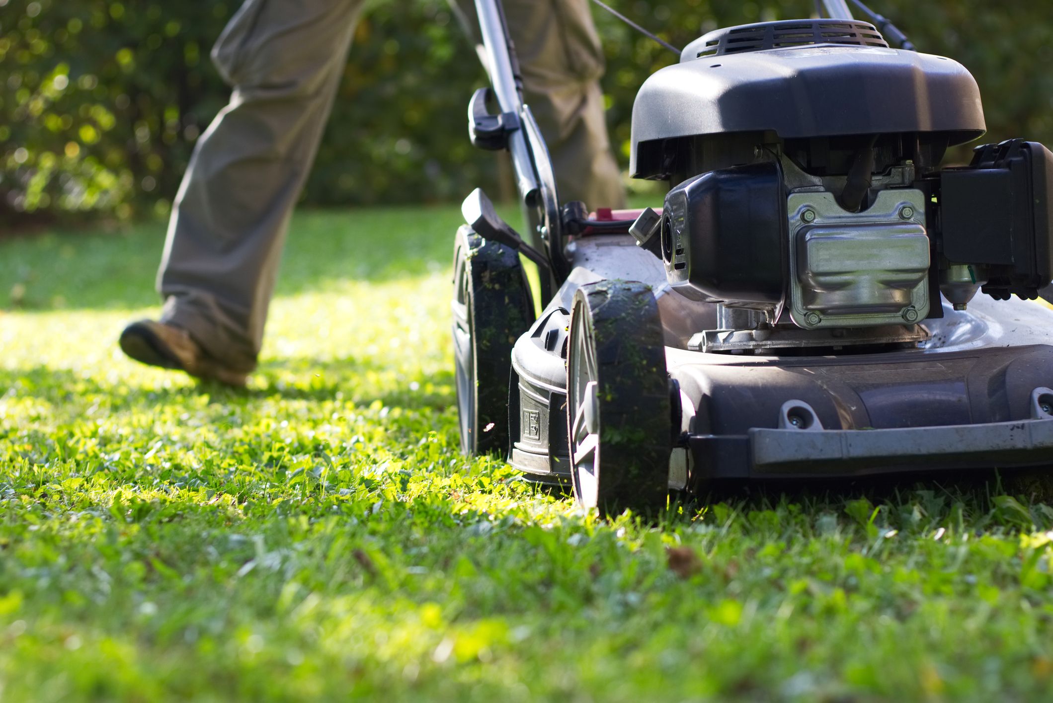 can i use a lawn mower to mulch leaves