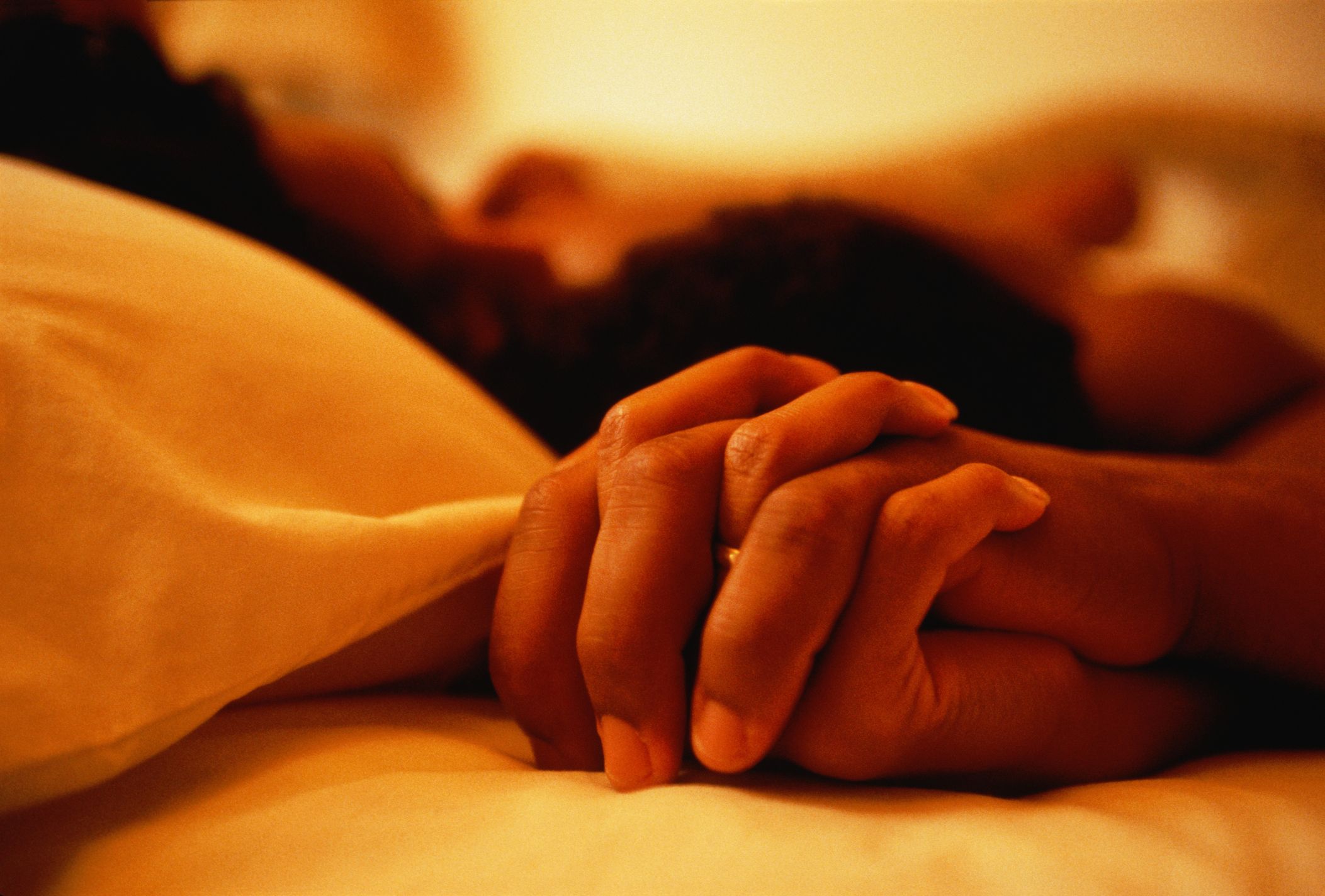 Сую пальцы спящей. Сплетение рук. Сплетение рук влюбленных. Руки в постели. Мужская и женская рука вместе.