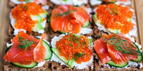 Gezond borrelhapje recept toast zalm huttenkase komkommer toast met zalm, huttenkase en komkommer