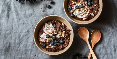 gezond-ontbijtrecept-overnight-oats-met-chocolade-en-pindakaas overnight oats met chocolade en pindakaas