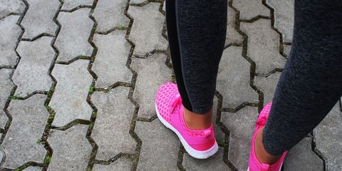 Vrouw met roze sneakers