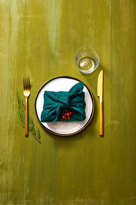 green with red berries table setting ideas