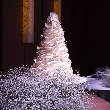 「グランド ハイアット 東京」の白いウエディング・ケーキの写真。