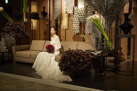 「グランド ハイアット 東京」のメインにソファを置いて、そこに座る花嫁の写真。