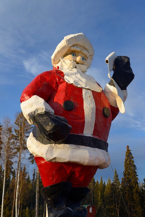 estátua gigante do papai noel em santaland no pólo norte do Alasca