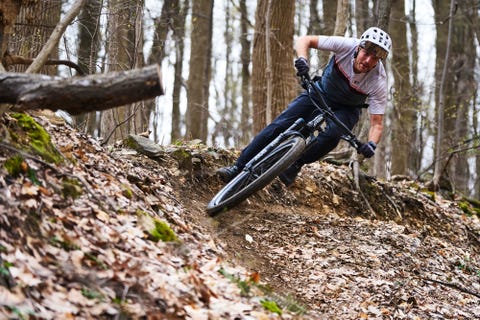 Hombre descendiendo en bicicleta de montaña burm