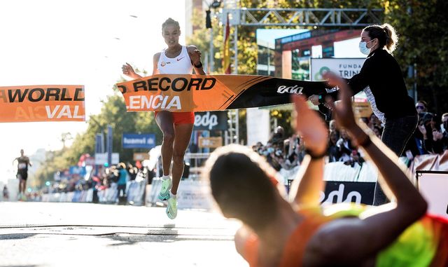 letesenbet gidey cruza el medio maratón de valencia con un nuevo récord del mundo mientras abel kipchumba aplaude desde el suelo