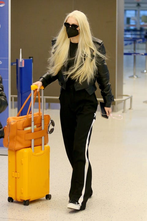 gigi hadid with platinum blonde hair