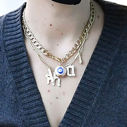 子どもの名前をジュエリーに ネームアクセサリーを身につけているセレブママン おしゃれママ 子育て カルチャー Elle エル デジタル 子どもの名前をジュエリーに ネームアクセサリーを身につけているセレブママン おしゃれママ 子育て カルチャー Elle エル デジタル