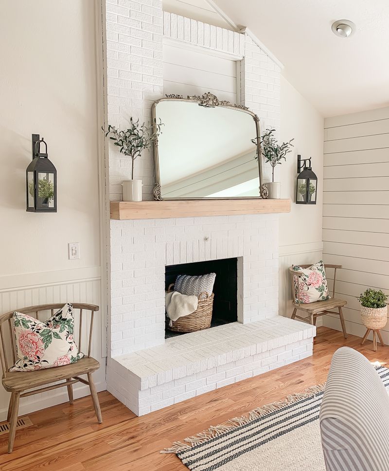 How to Decorate a Fireplace Mantel With a Mirror 