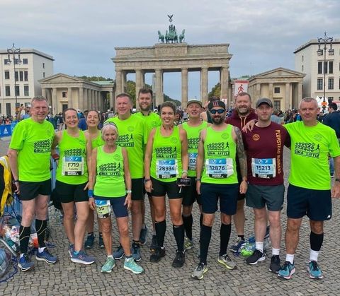 gina little and her running friends at the brandenburg gate in berlin