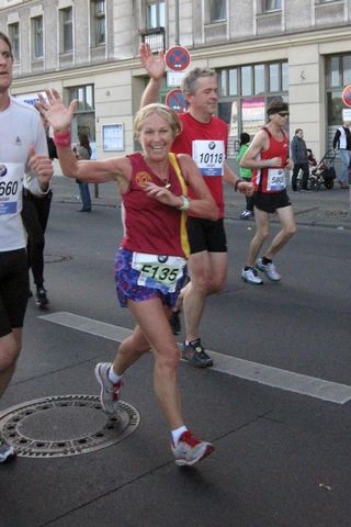 gina little running the berlin marathon