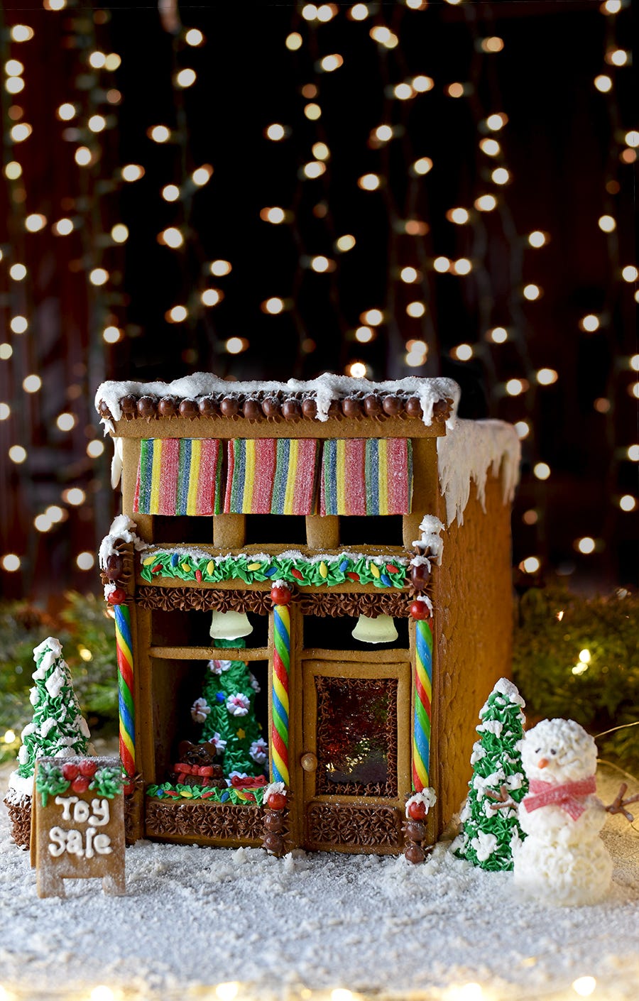 https://hips.hearstapps.com/hmg-prod.s3.amazonaws.com/images/gingerbread-house-ideas-victorian-1534882091.jpg?crop=1.00xw:0.958xh;0,0.0419xh&resize=980:*