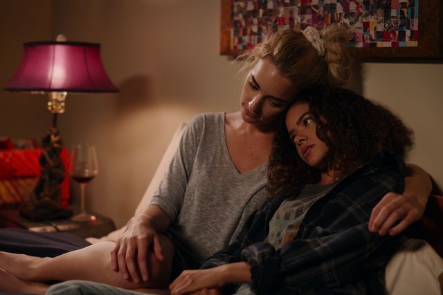 ginny  georgia l to r brianne howey as georgia and antonia gentry as ginny in episode 102 of ginny  georgia cr courtesy of netflix © 2020