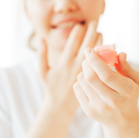 什麼原因造成嘴唇暗沉？「卸妝不徹底、抽菸、沒有定期保養」都可能形成深色唇