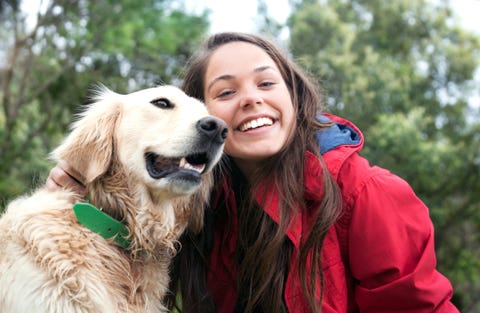 Chica adolescente y perro