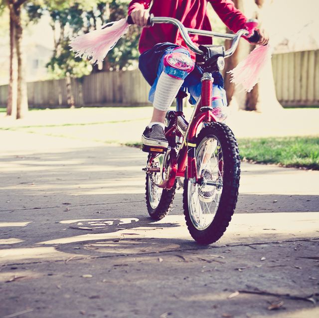 niña montando en bici roja