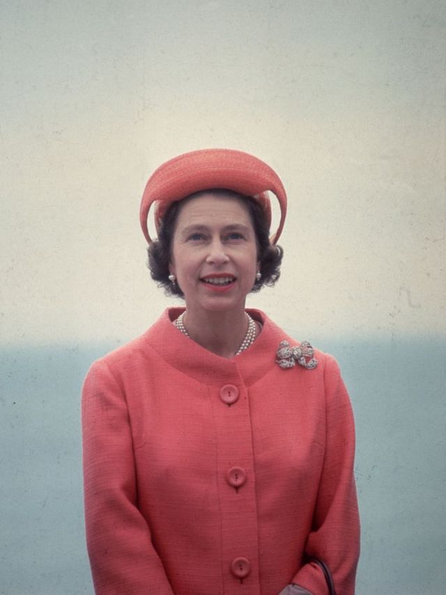 queen elizabeth ii at ventnor during a royal visit to the isle of wight    photo by fox photosgetty images