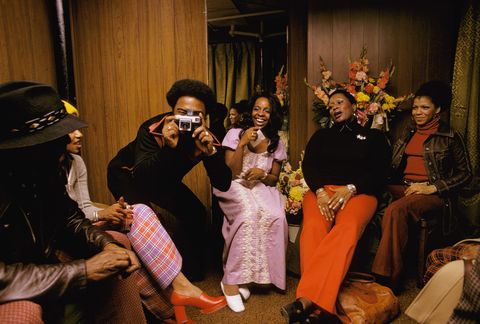 1973年、ハーレムにあるアポロ・シアターの舞台裏に集まったグラディス・ナイトとその友人たち。