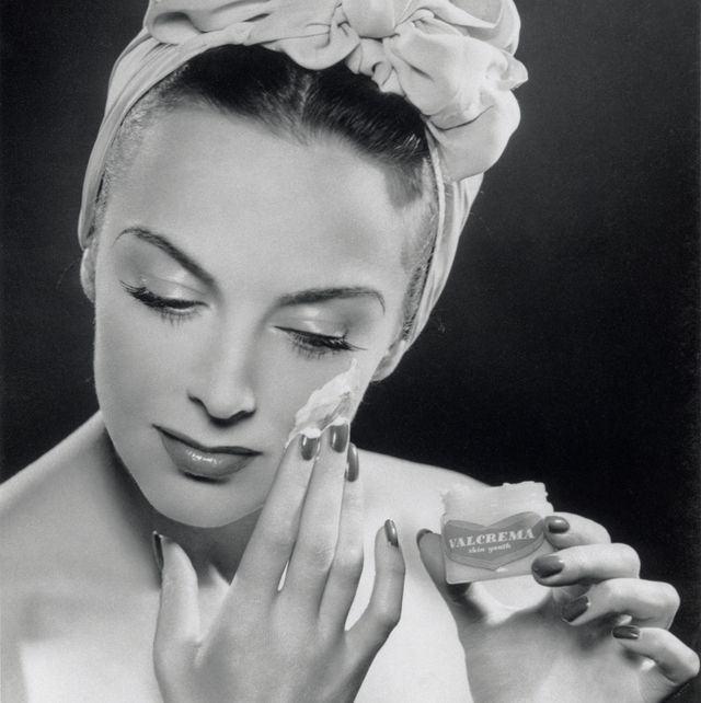 zwart wit foto van vrouw brengt crème aan in 1945