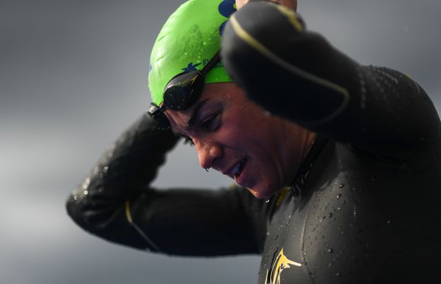 anna godoy se prepara para nadar en el europeo de 2018