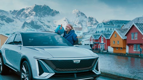 Will Ferrell, les stars de la publicité pour le gros gibier de General Motors, qui découvre que la Norvège dépasse de loin les États-Unis en matière d'adoption de véhicules électriques dans la publicité, "pas moyen, norvège," kenan thompson et awkwafina rejoignent ferrell dans son voyage rempli d'action pour donner aux Norvégiens une tranquillité d'esprit