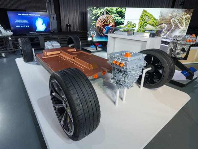 GM Unveils Battery with Capacity Twice as Big as Tesla’s