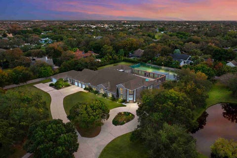 manoir de sarasota en floride avec maison principale de piste de karting, maison d'hôtes, piscine et court de tennis