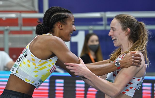 dos medallistas belgas de pentatlón se abrazan en los campeonato de atletismo de pista cubierta de torun 2021