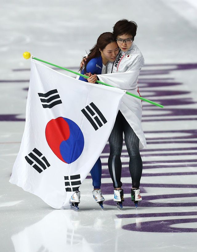 元スピードスケート韓国代表で五輪金メダリストのイ・サンファさんが、北京五輪のスピードスケートの女子500メートルと1000メートルに出場した小平奈緒選手に向けてsnsを通してメッセージを発信。労いの言葉を送り、その友情が話題に。