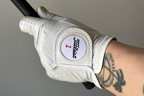 golf sopası tutan golf eldiveni giyen bir adam