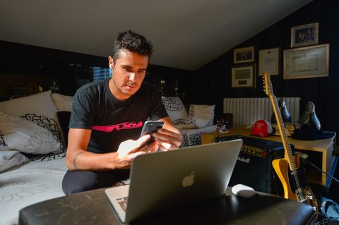 el triatleta javier gómez noya atiende a las preguntas por instagram en el salón de su casa durante el confinamiento