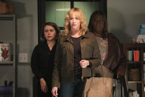 Christina Hendricks como Beth Boland, Mae Whitman como Annie Marks, Retta como Ruby Hill en la temporada 3 de Good Girls