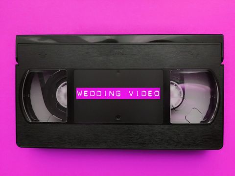 Una cinta de vídeo de una boda.