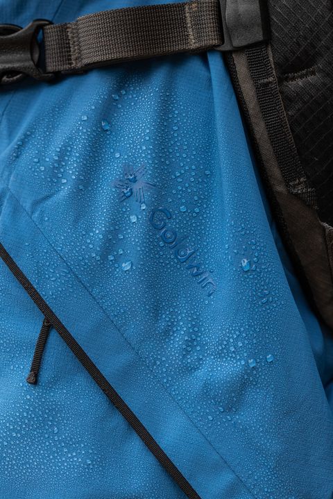 détail de la veste goldwin avec des perles d'eau sur la surface