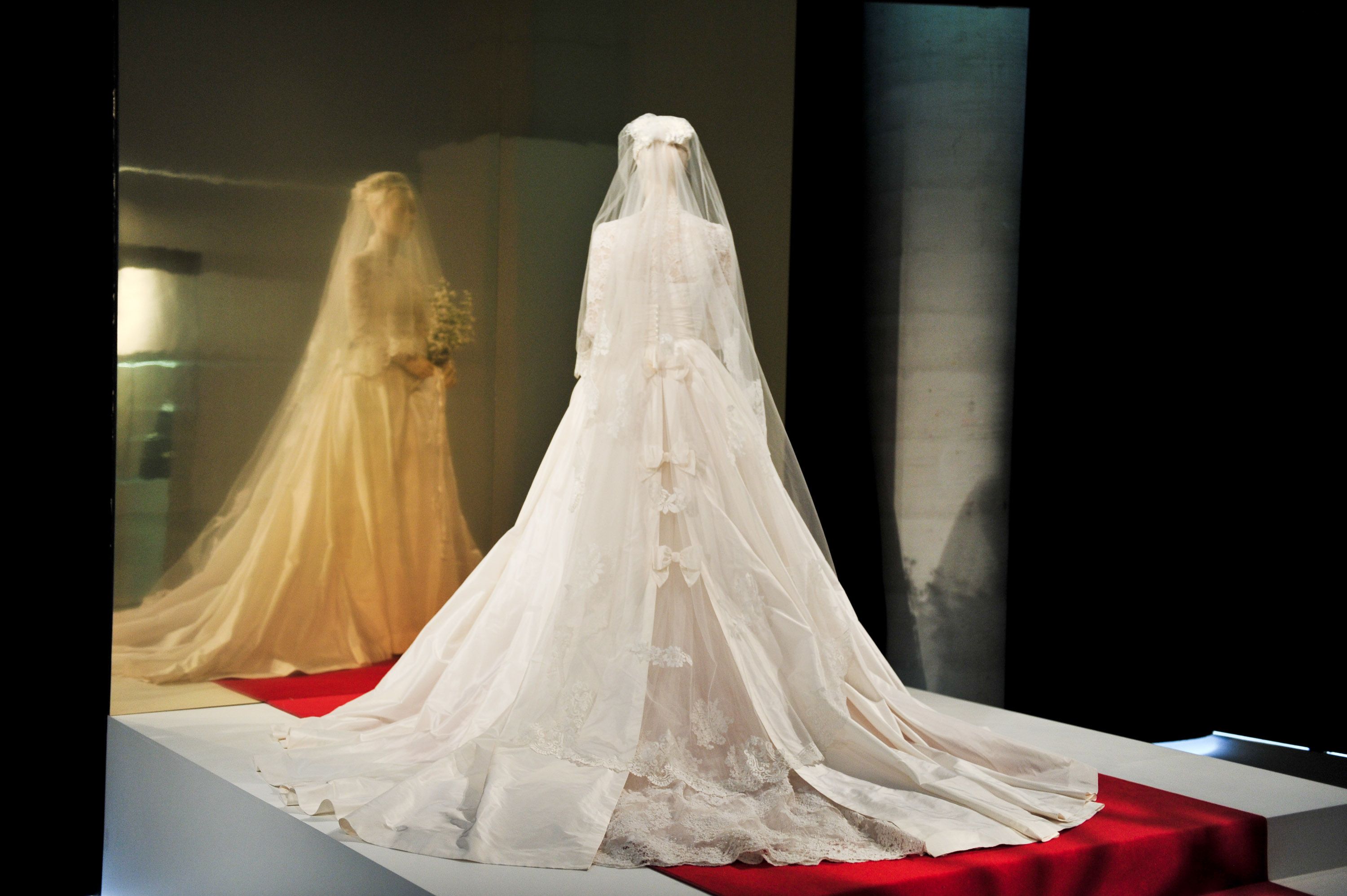 grace kelly princess of monaco wedding dress