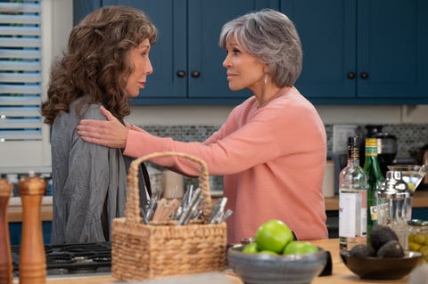 grace  frankie l to r lily tomlin as frankie and jane fonda as grace in grace  frankie cr suzanne tennernetflix © 2022
