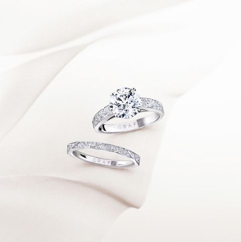 グラフの「ザ ローレンスグラフシグネチャーセッティング」の婚約指輪と結婚指輪の写真。