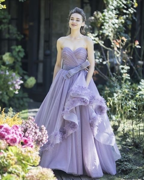 「グランマニエ銀座」のパ＾－プルのモチーフ使いのドレスを着たモデルの写真。
