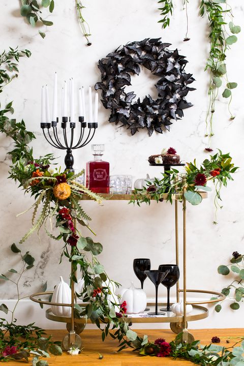 Christmas decoration, Wreath, Branch, Twig, Plant, Tree, Room, Floral design, Flower, Vascular plant, 