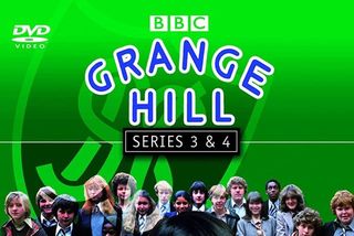 cubierta de DVD de grange hill con un gran joven todd carty frente al elenco contra un fondo verde áspero