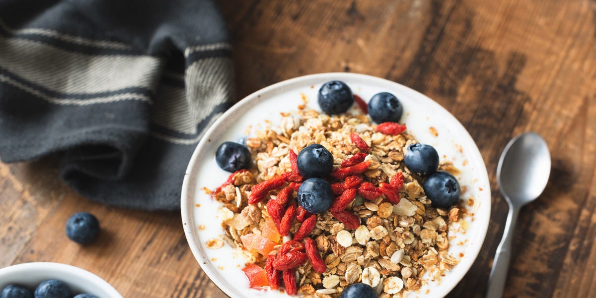 comer granola con leche en la noche engorda