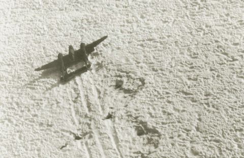 greenland lost squadron glacier 1942 discovered bombers warplane groenlandia emergencia encuentran aterrizado aereo drone unearthed exordio