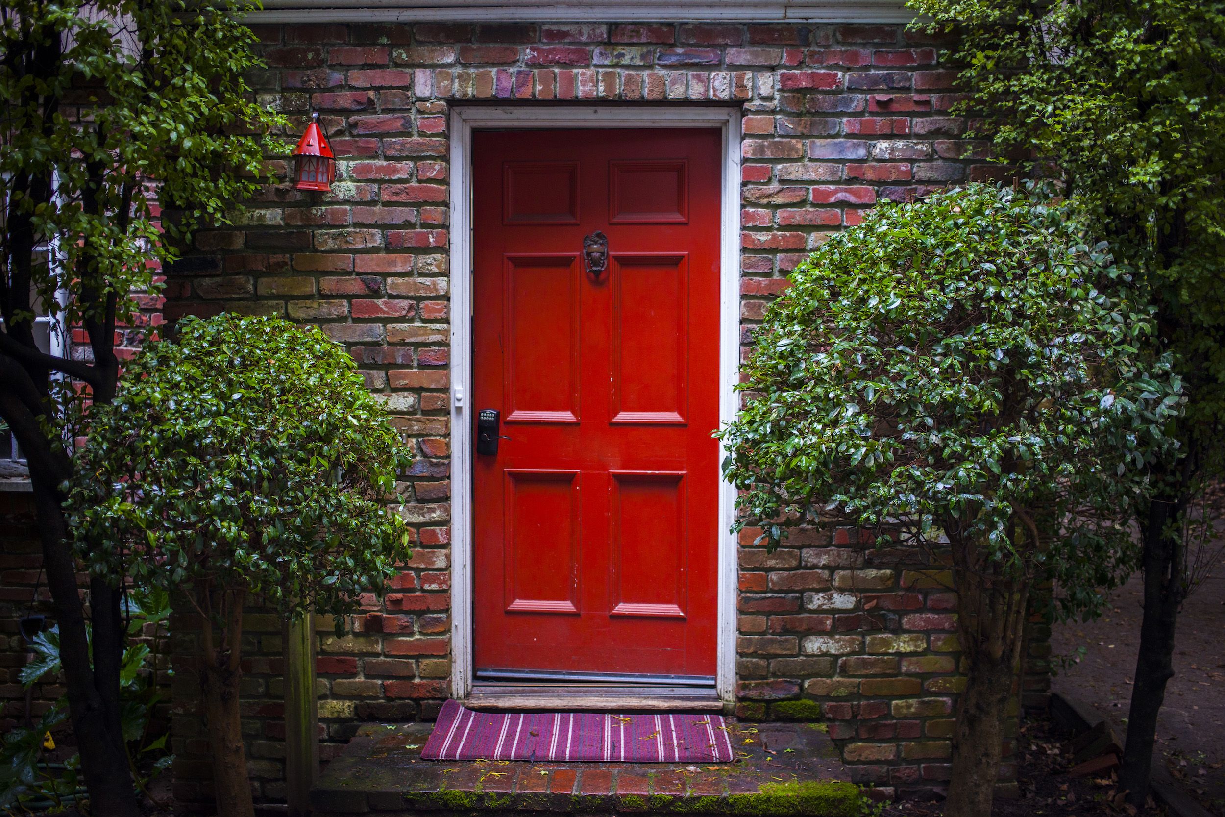 Как открыть красную дверь. Красная входная дверь. Красивые двери. Красная дверь в Шотландии. Старинная дверь красная.