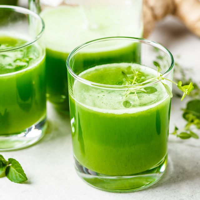 jus de désintoxication vert au gingembre et à la menthe dans des verres et des bocaux