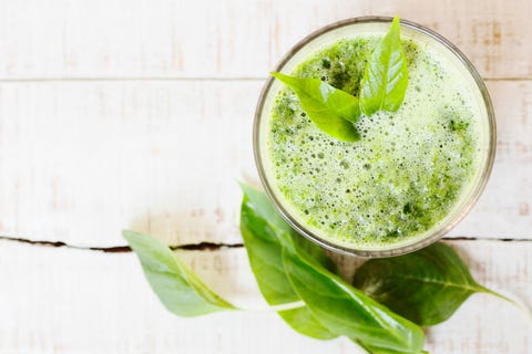 boisson de désintoxication aux herbes vertes à base d'épinards sur du bois blanc boisson de désintoxication aux herbes vertes à base d'épinards sur du bois blanc