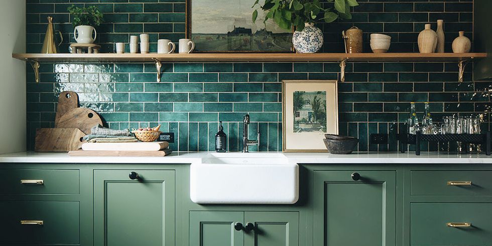 Dark Green Kitchen Cabinet Paint Colors, What Color Backsplash Goes With Dark Green Countertops