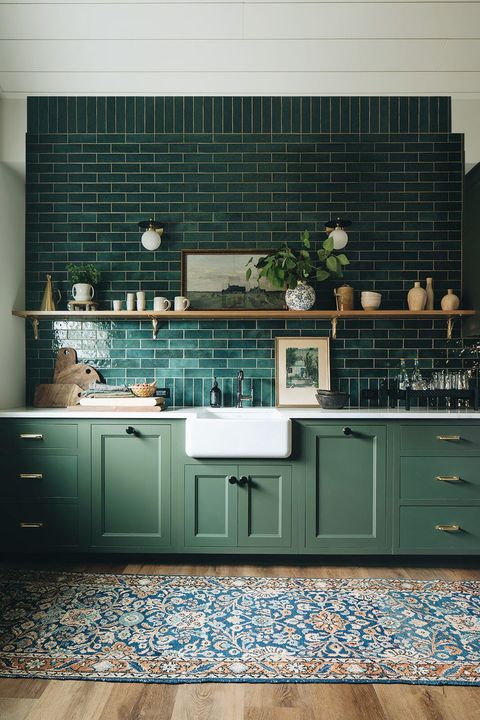 Dark Green Kitchen Cabinet Paint Colors, What Color Backsplash Goes With Green Countertops